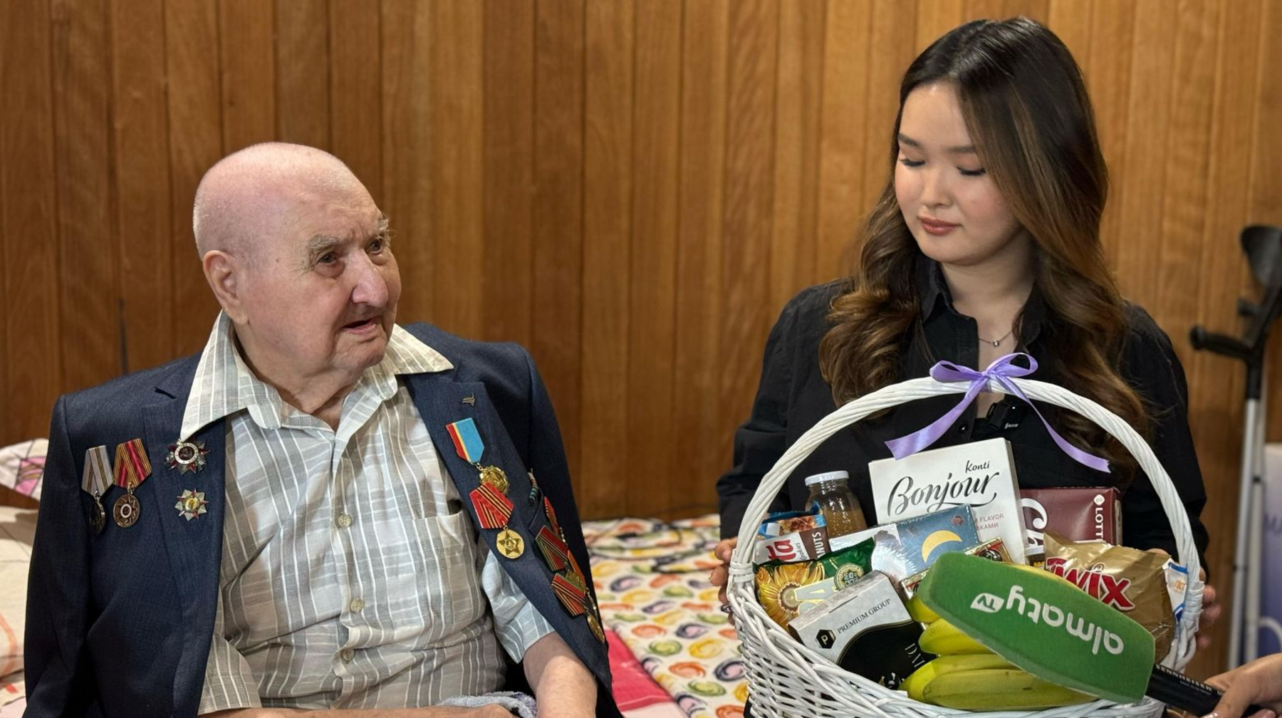 Алматы волонтерлері  ҰОС ардагерлеріне қамқорлық көрсетуде