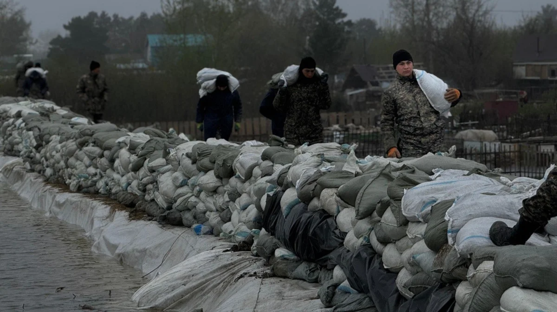 СҚО-да үш күннен бері Тепличное ауылының бөгеті нығайтылып жатыр