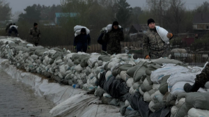 СҚО-да үш күннен бері Тепличное ауылының бөгеті нығайтылып жатыр