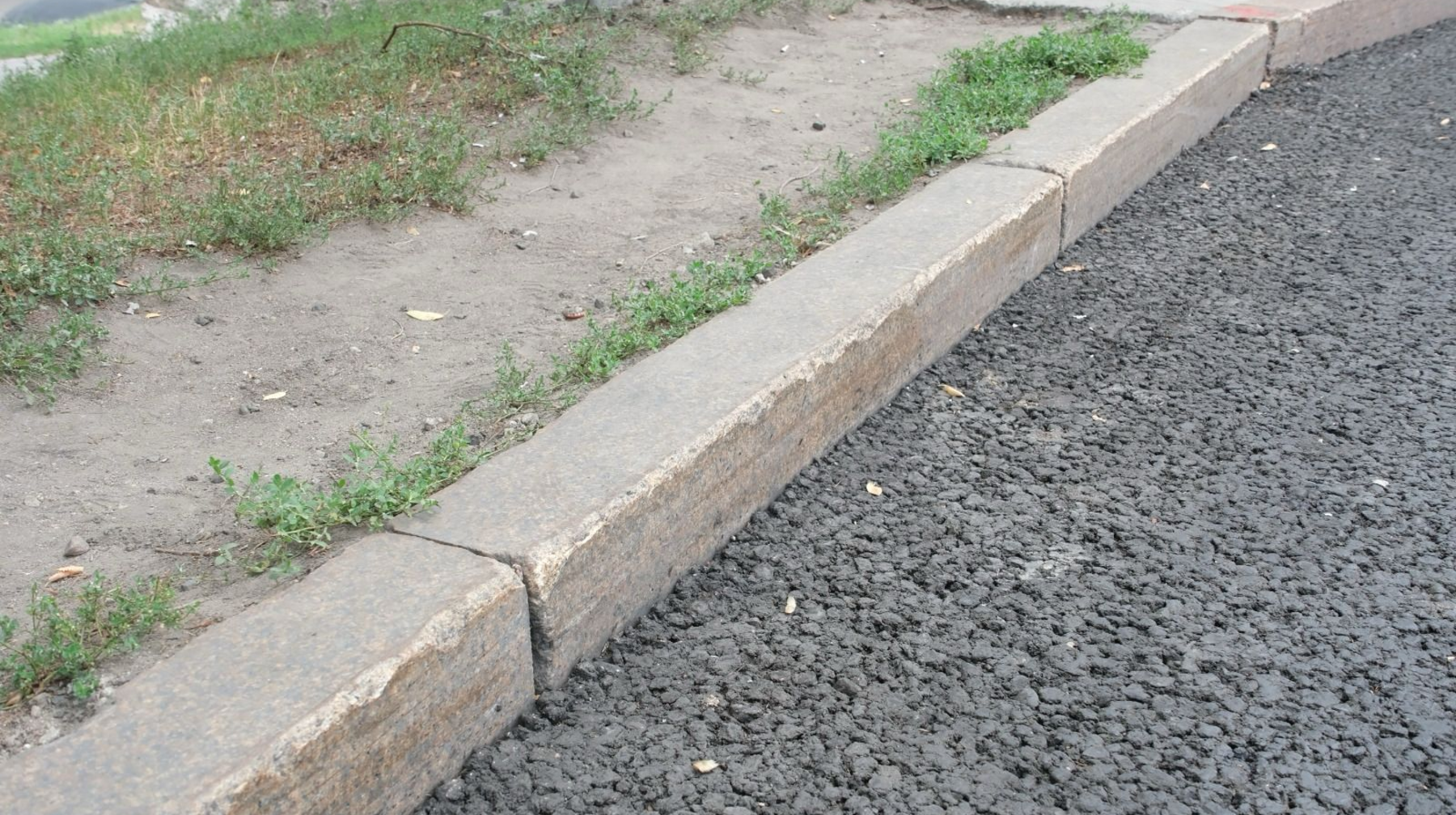 Алматыда Желтоқсан көшесіндегі BRT желісін салу кезінде қайта пайдалануға жатпайтын бүлінген жиектер ғана ауыстырылады