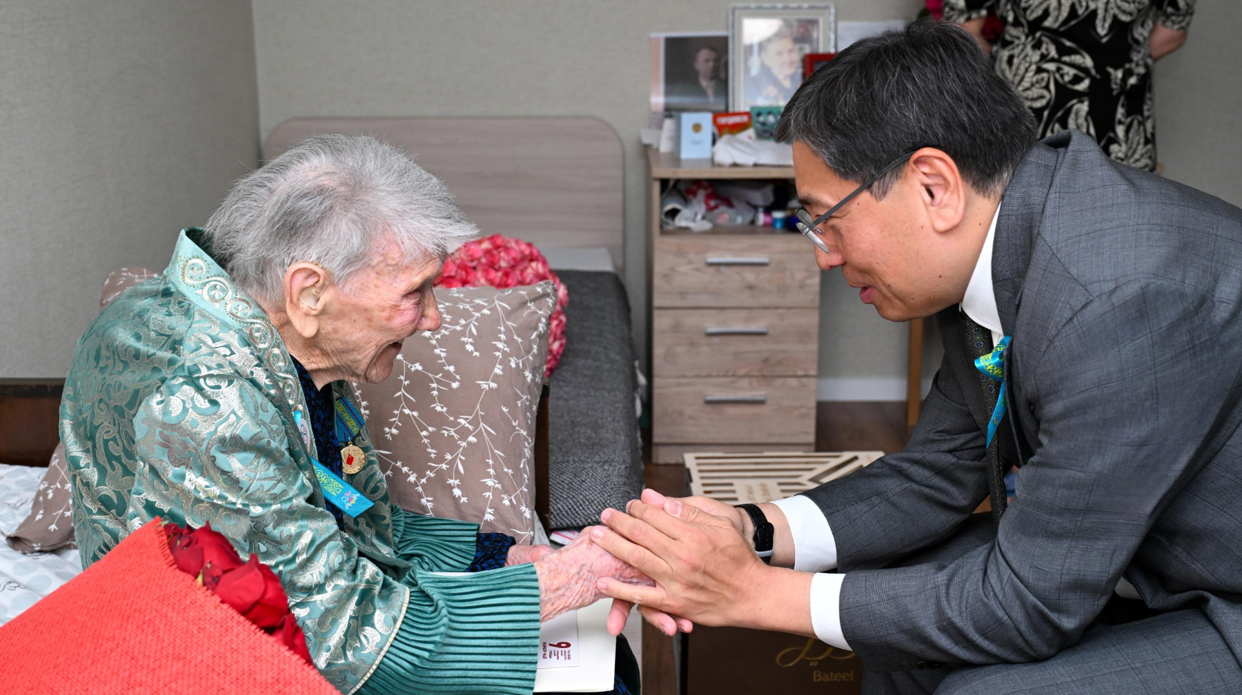 Алматы әкімі Ұлы Отан соғысының ардагерлерін Жеңіс күнімен құттықтады