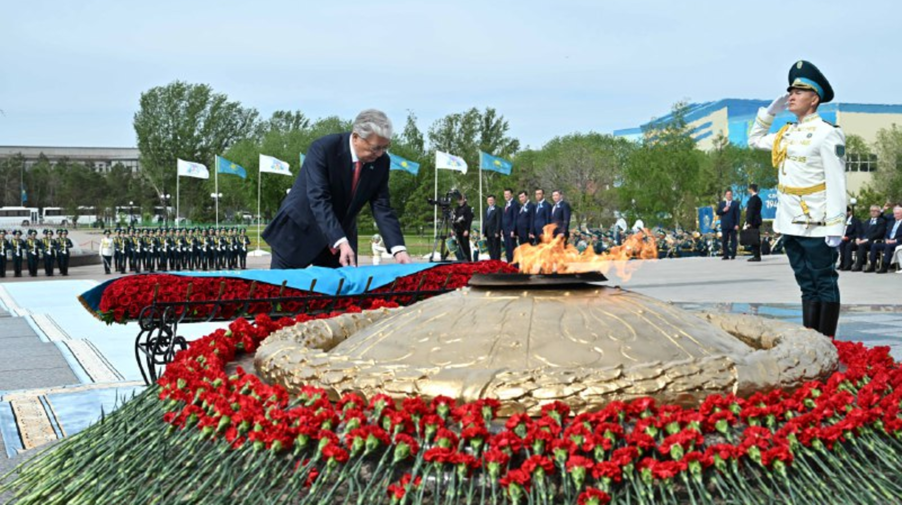 Қасым-Жомарт Тоқаев «Отан Ана» монументіне гүл шоғын қойды