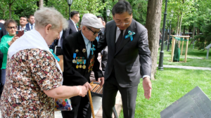 Ерболат Досаев майдангерлермен бірге Ұлы Отан соғысы ардагерлерінің аллеясына барды