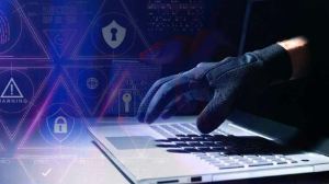 Үй артында кісі бар...