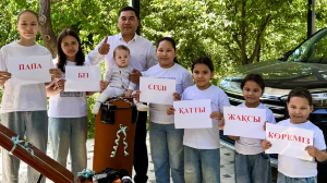 “Қыз бала деп ренжіген емеспіз”. Жеті қызы бар отбасының ерекше әңгімесі