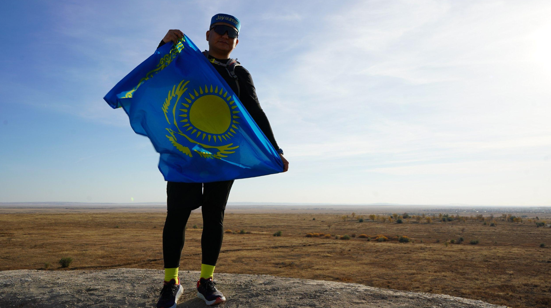 "Әлемді жаяу аралаймын". Мыңнан аса шақырымды бағындырған ЖаяуMan жиһанкездің әңгімесі