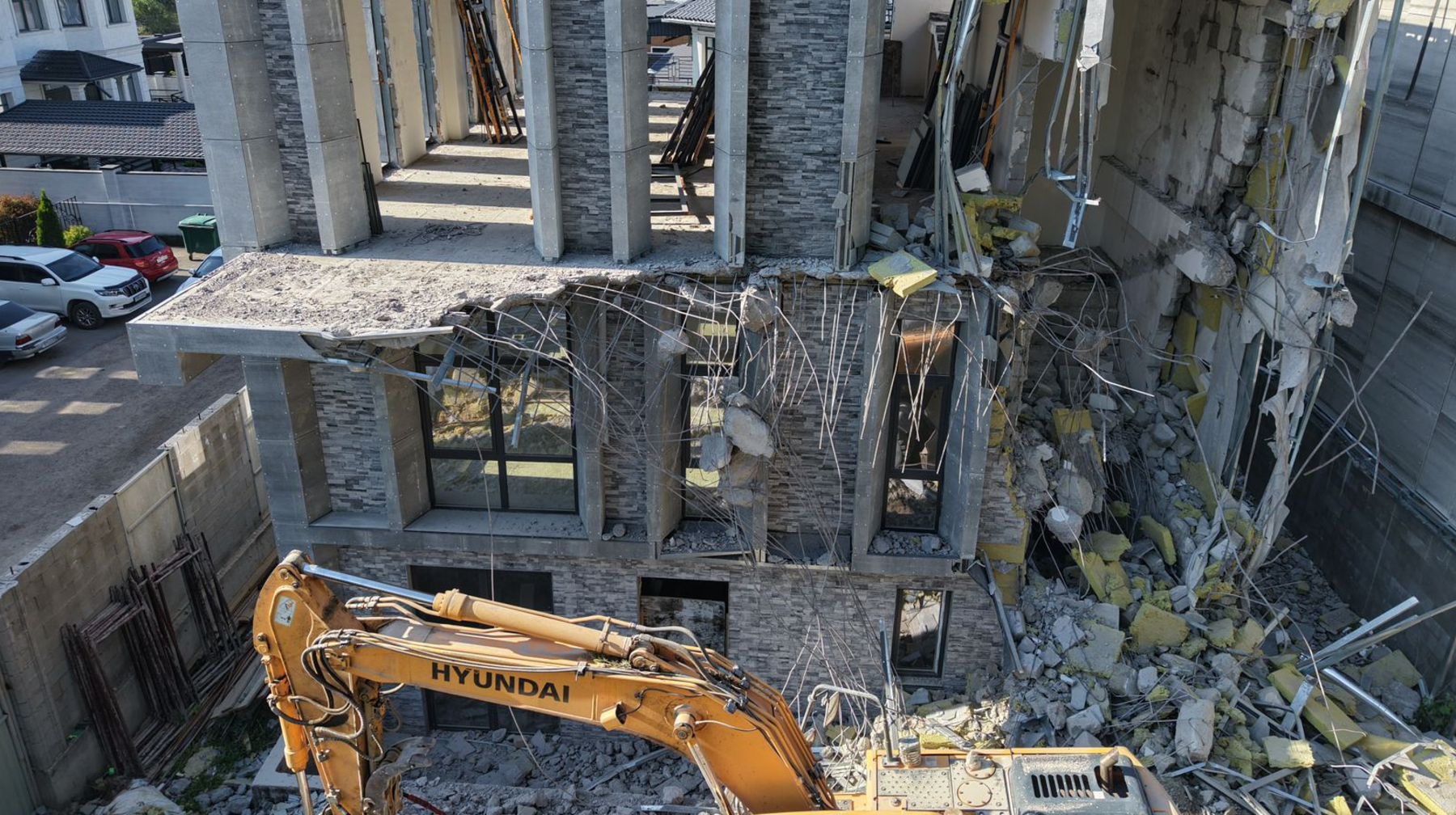 Алматының Бостандық ауданында заңсыз екі нысан бұзылып жатыр