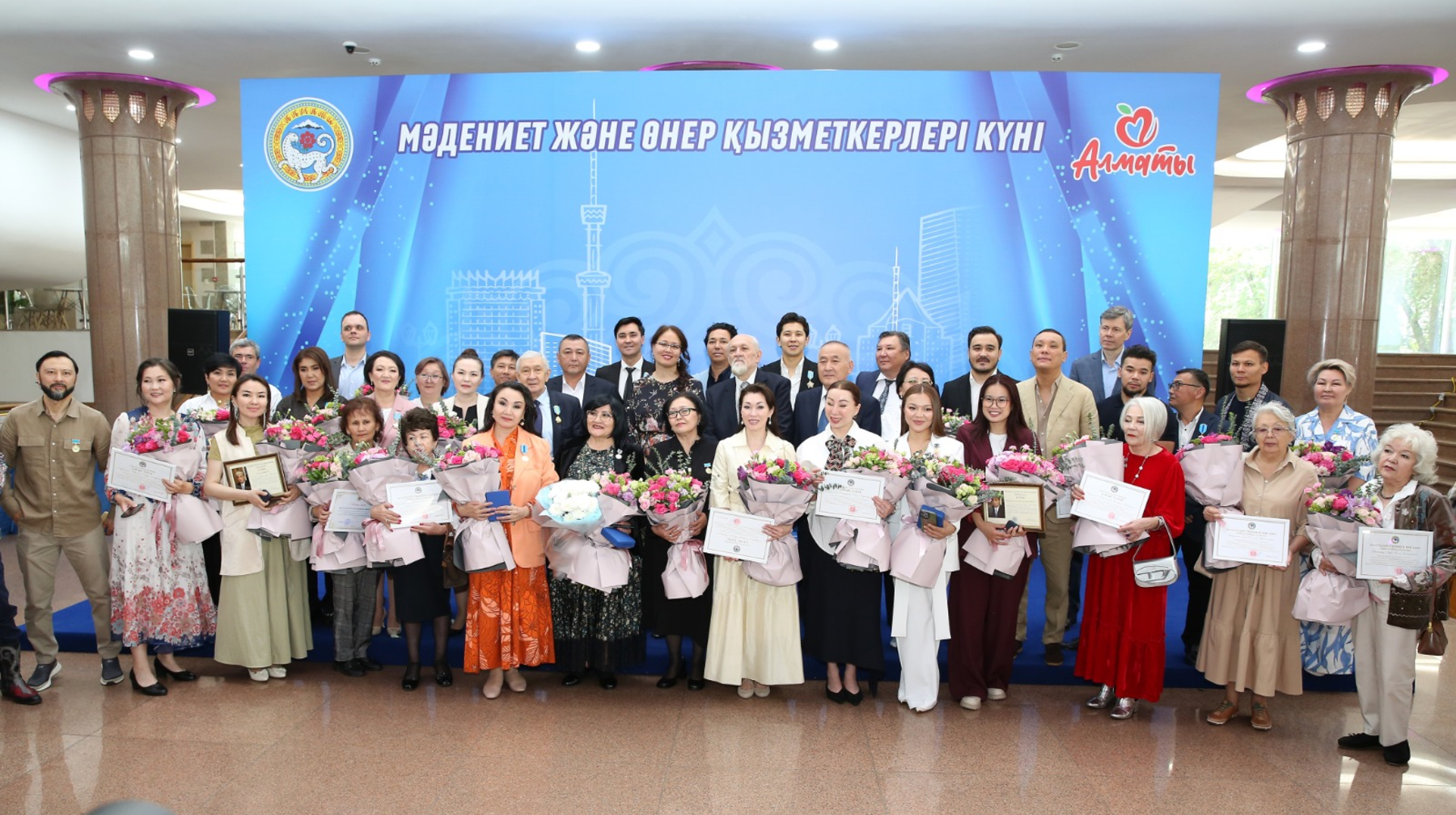 Алматыда мәдениет және өнер өкілдері марапатталды