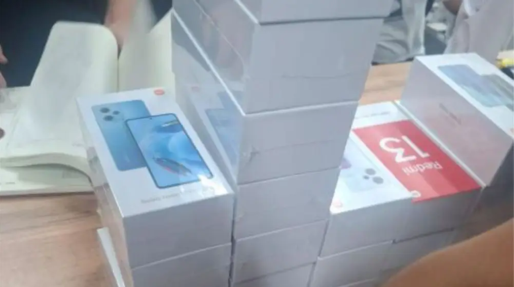 Алматыдағы базарда смартфондар тексерілді