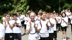 Алматылық оқушылар "Қайрат" клубының жұлдызымен бірге таңғы жаттығу жасады