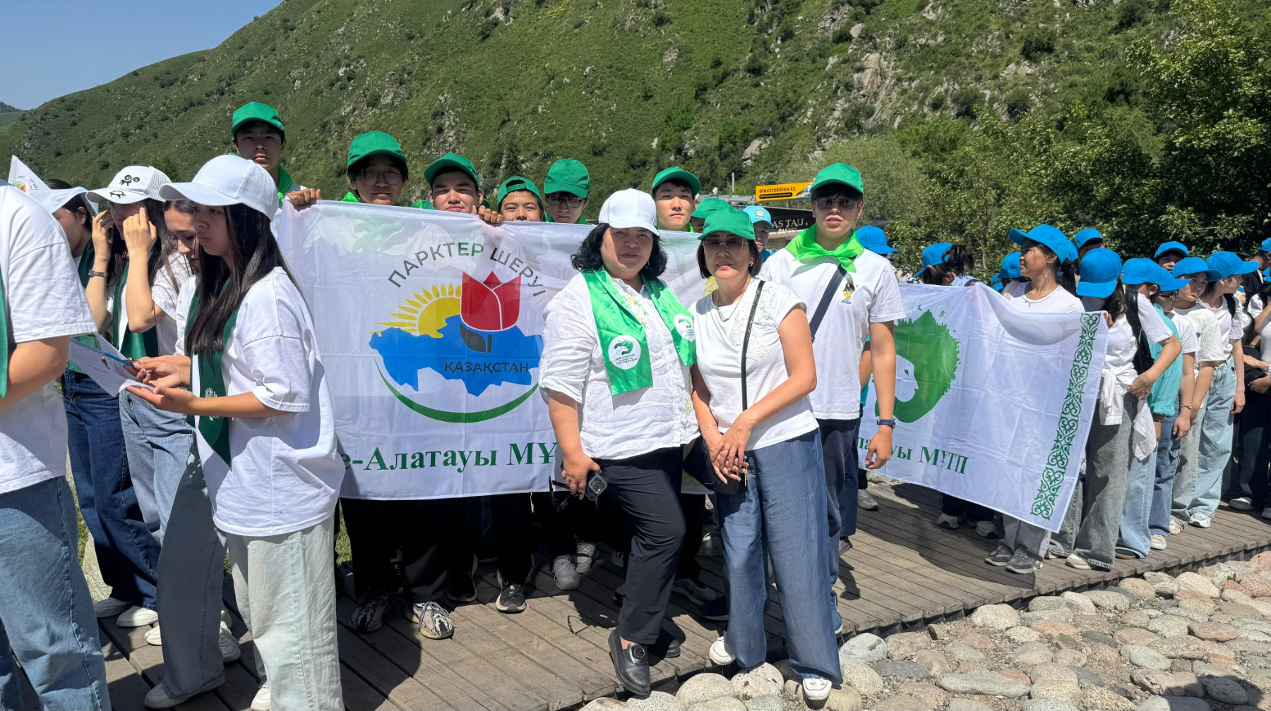 Алматылық оқушылар тау баурайынан 2,5 тонна қоқыс жинады