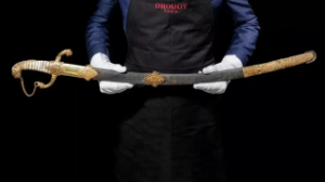 Қалам, қару-жарақ, монета: Кәрим Мәсімовтің сарайынан алынған қымбат бұйымдар сатылды