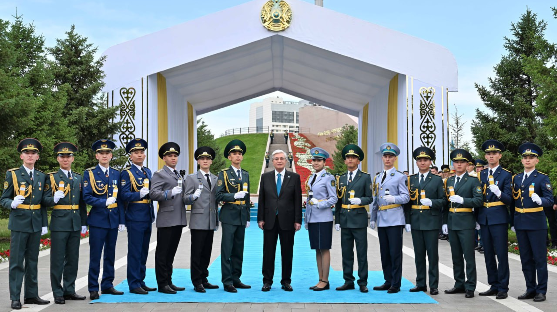 Мемлекет басшысы офицерлік шен тапсырды