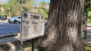 Алматыда қайта өңделген пластиктен жасалған алғашқы ақпараттық тақтайша орнатылды