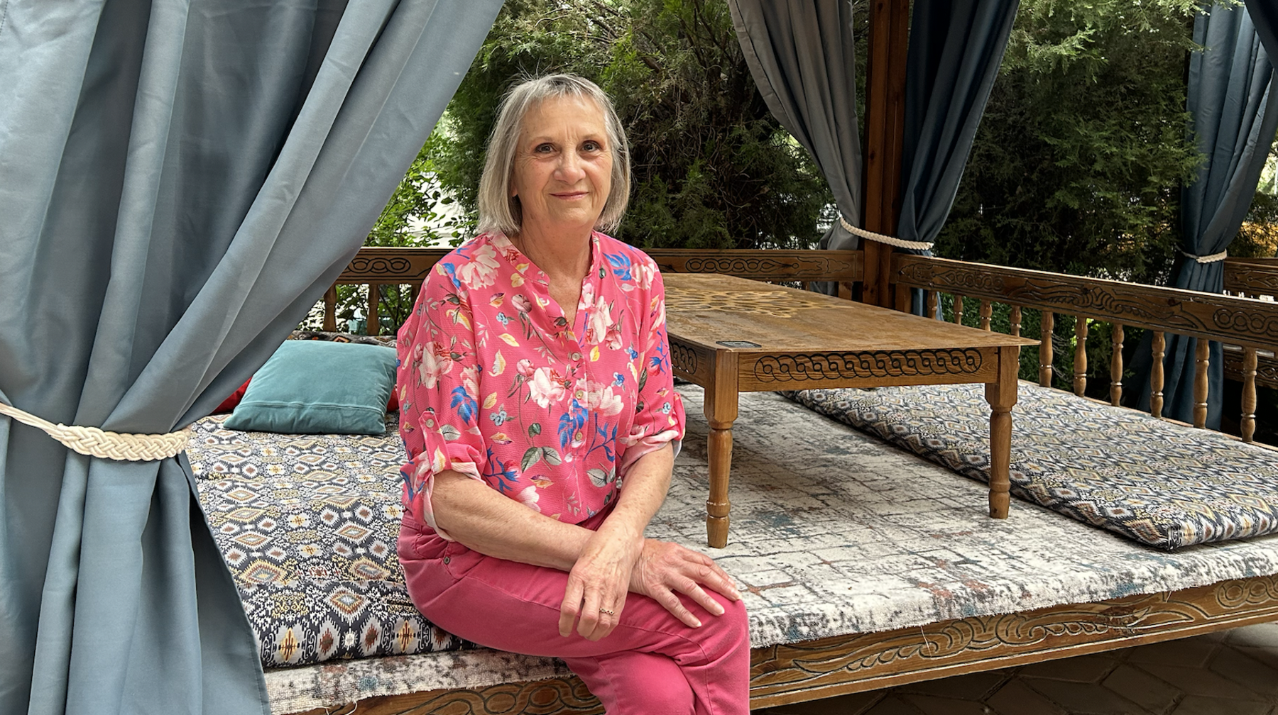 "Димаштың әні өлімнен құтқарды". Қазақ әншісін Франциядан арнайы іздеп келген жанкүйерімен эксклюзив сұхбат