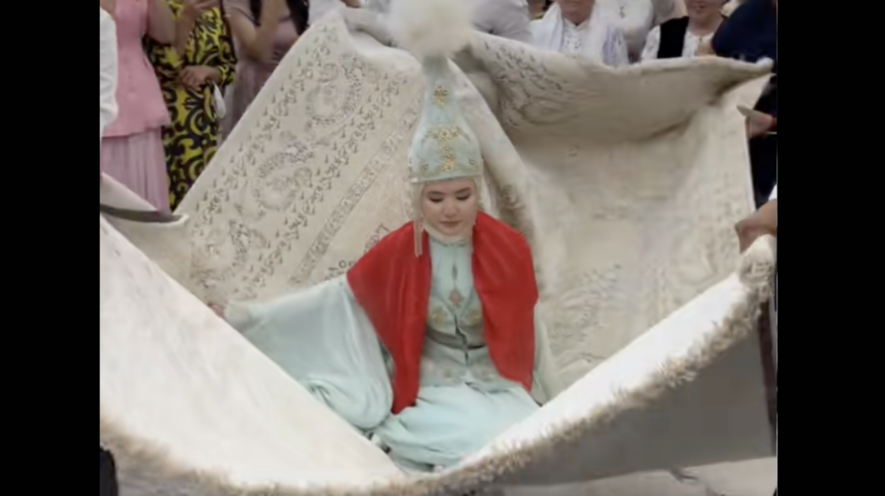 Қазақта қызды кілемге отырғызып ұзату салты бар ма?