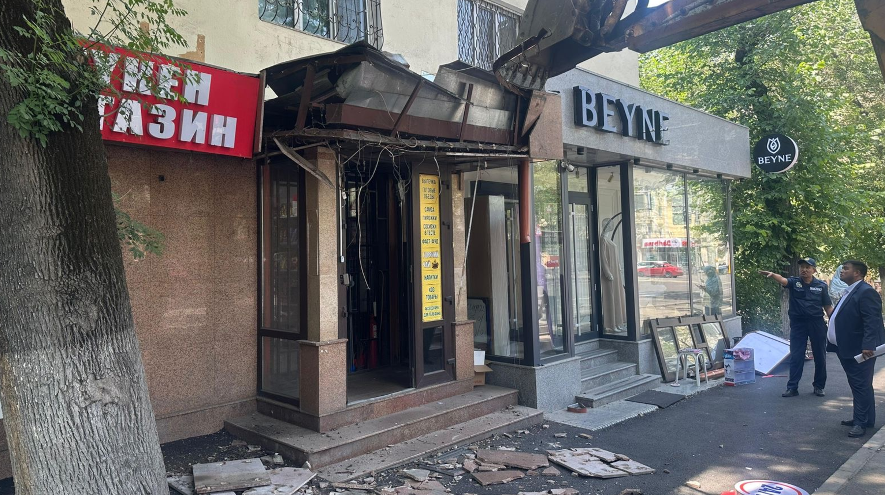 Алматының орталығында тұрғын үй маңындағы екі қосалқы нысан сүріліп жатыр