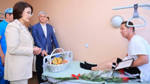 Ақмарал Әлназарова Қарағандыдағы шабуылдан зардап шеккен дәрігерлерге барды