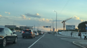 Көліктің алдыңғы терезелерін қараңғылауға бола ма?