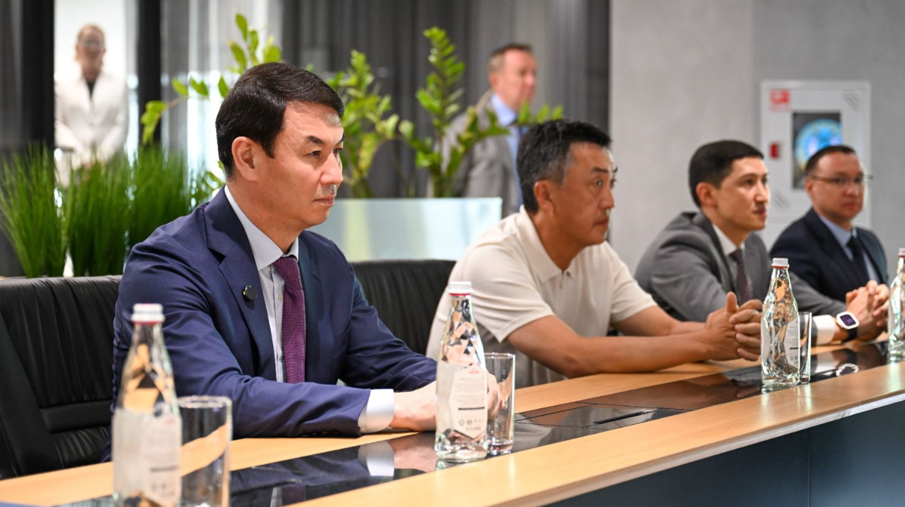 Алматы әкімі аялдамаларда қозғалыс кестесі мен тәртіпті сақтауды талап етті