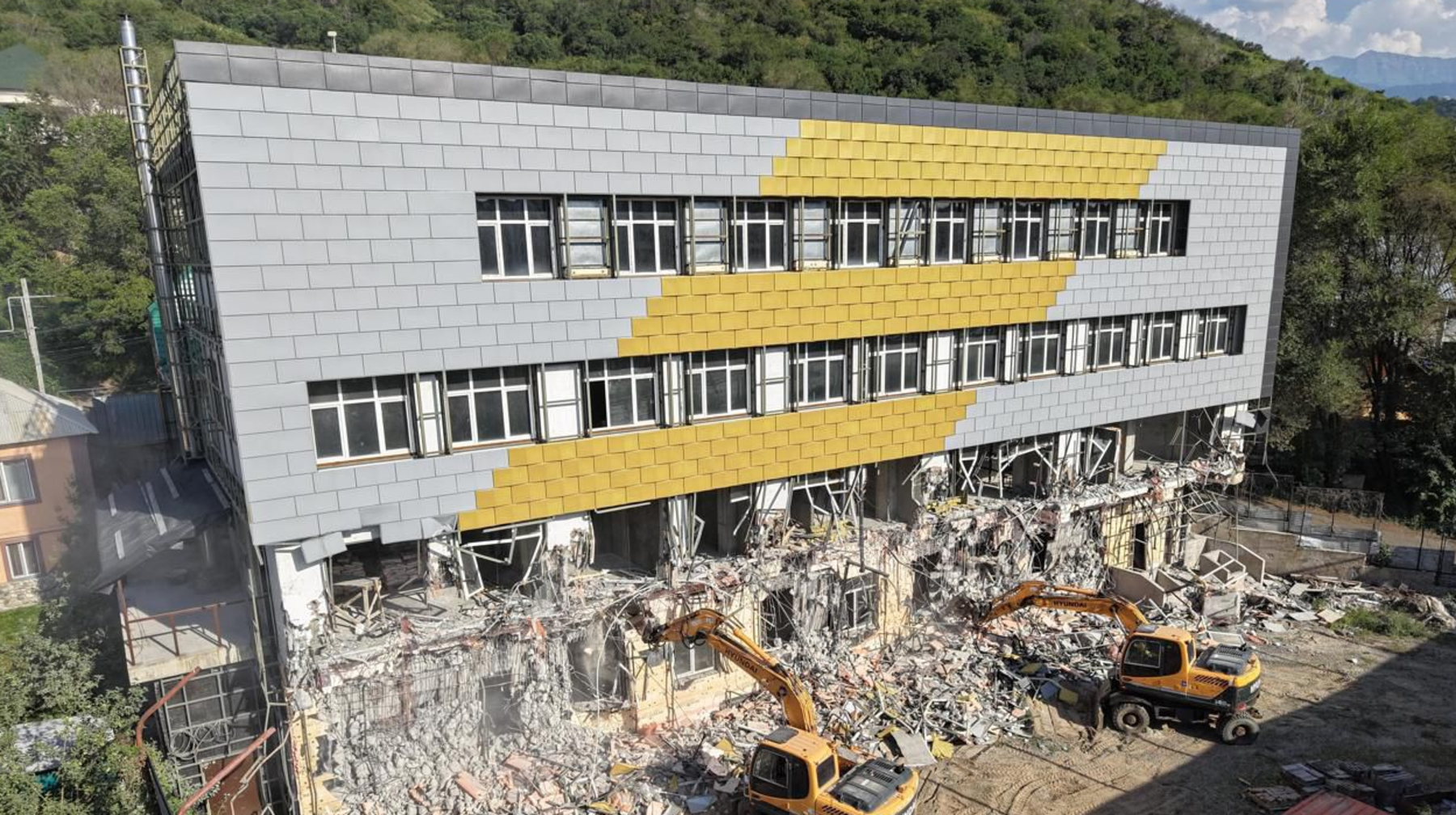 Алматының сот шешімімен тау бөктерінде салынып жатқан ірі нысан сүріліп жатыр