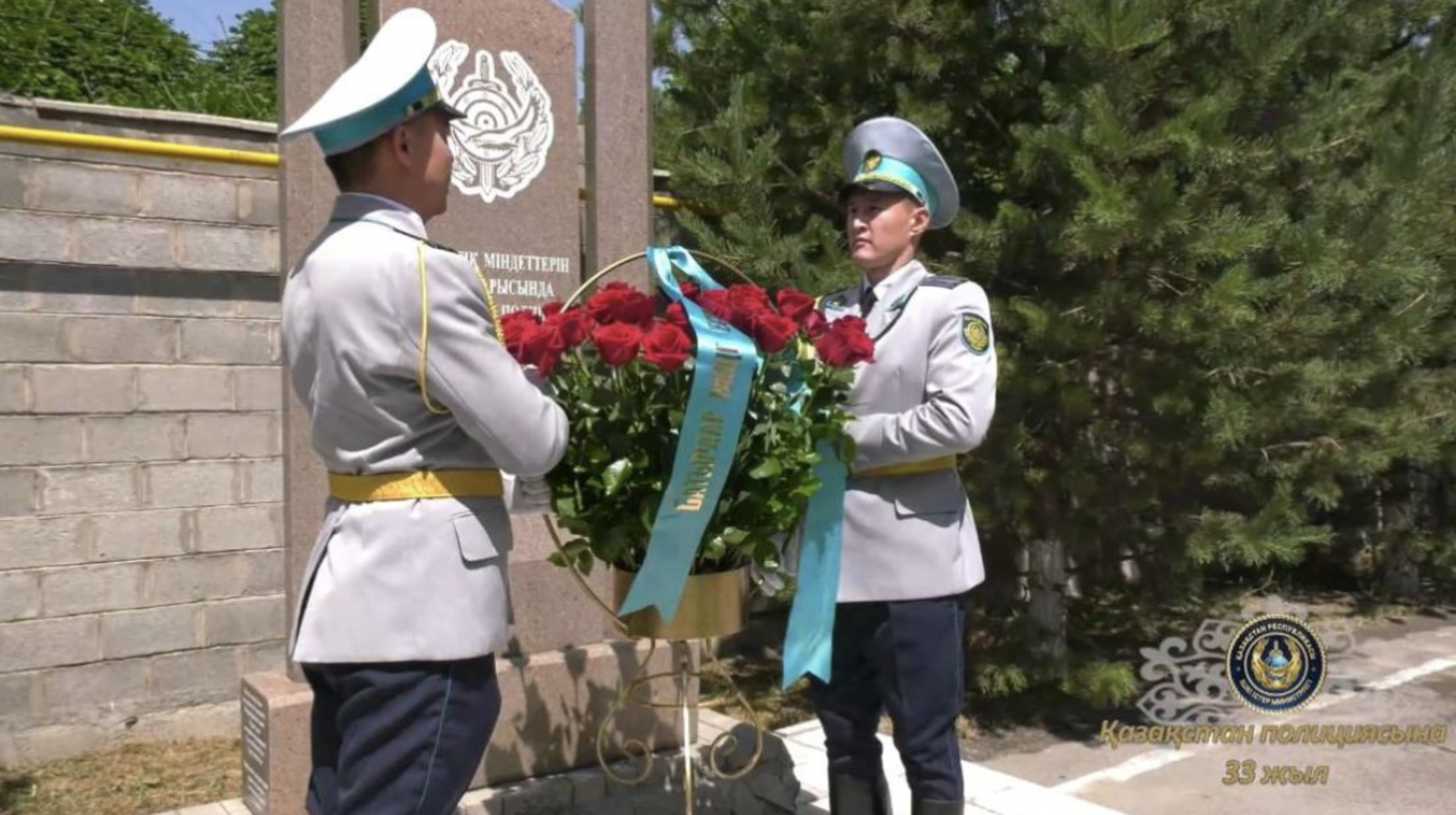 Алматыда қаза тапқан полиция қызметкерлеріне құрмет көрсетілді