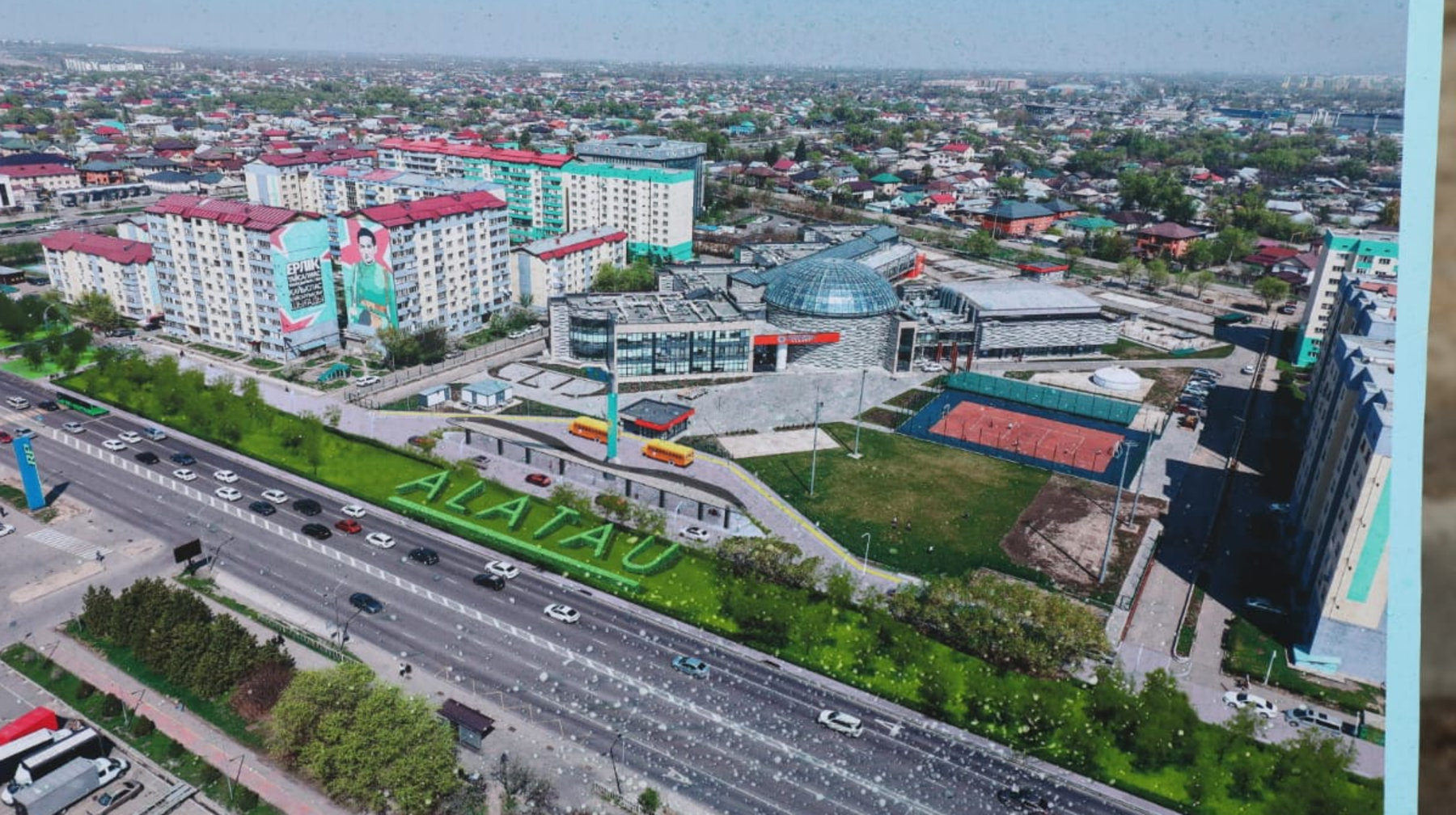 Алатау ауданындағы Момышұлы көшесін абаттандырып жатыр 