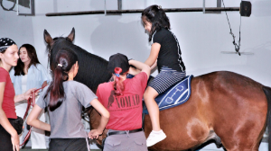 Алматы циркіндегі иппотерапия: ерекше балаларға жаттығу өткізілді