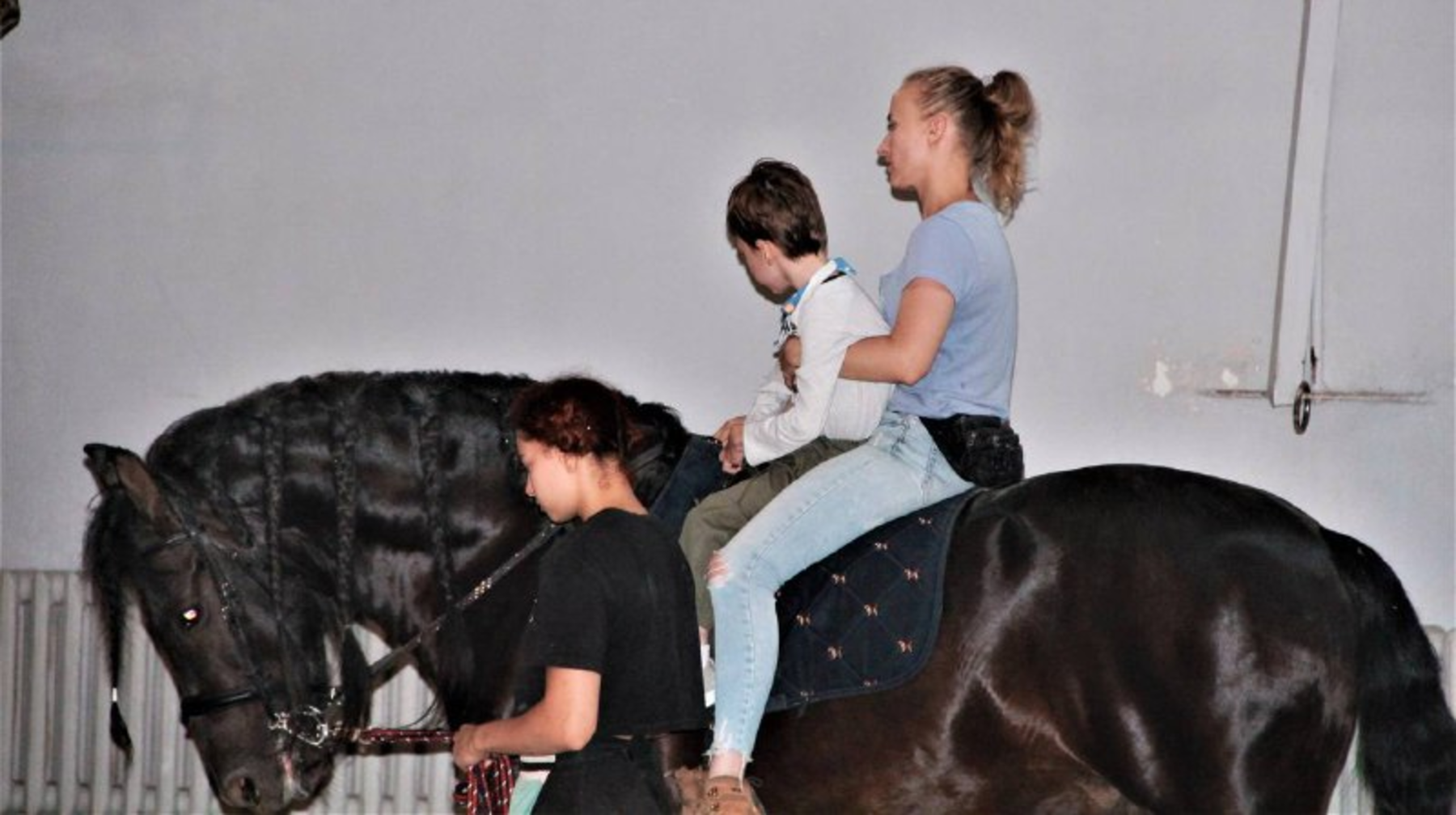 Алматыда ерекше қажеттілігі бар балалар иппотерапия курсынан өтті