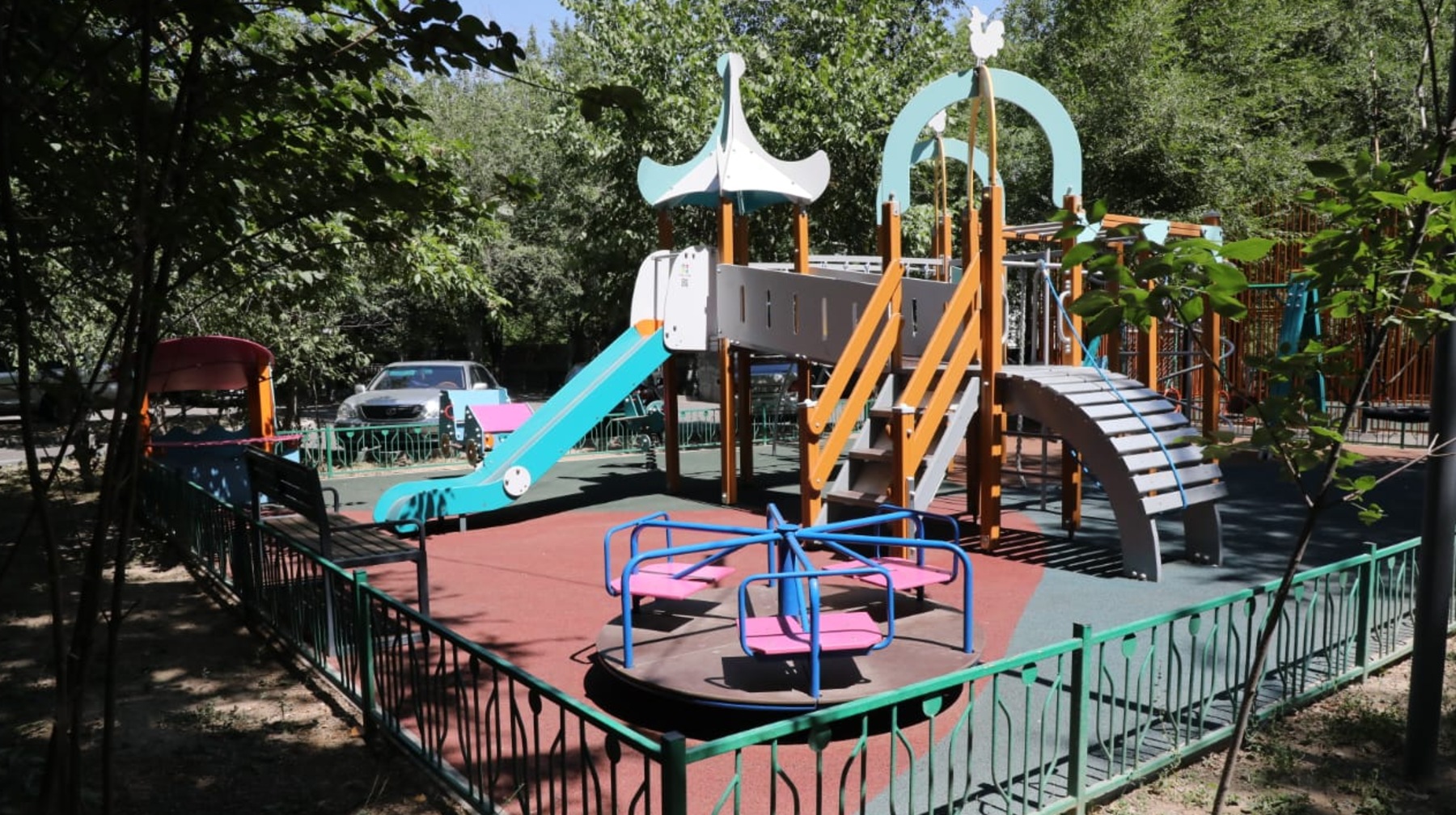 Алматыда Жандосов көшесіндегі аула абаттандырылды