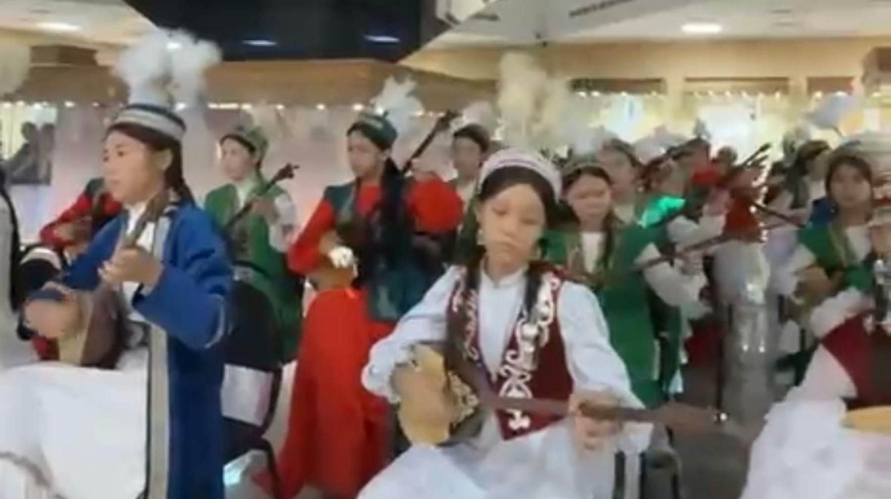 ”Адай”, “Балбырауын” күйлерін бір мезетте 125 оқушы орындады