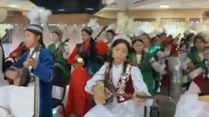 ”Адай”, “Балбырауын” күйлерін бір мезетте 125 оқушы орындады