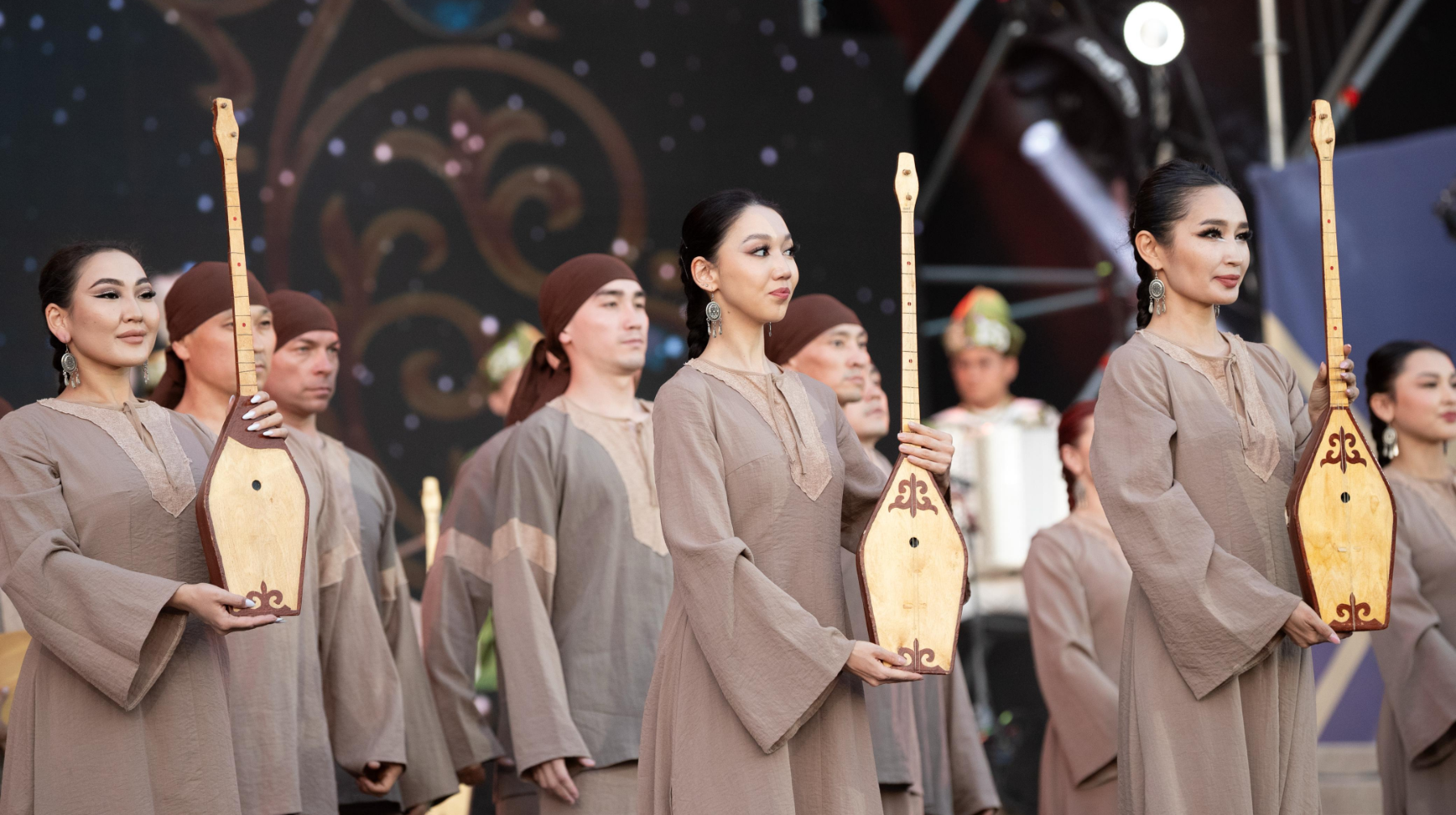 Алматыда Ұлттық домбыра күні ауқымды түрде аталып өтті