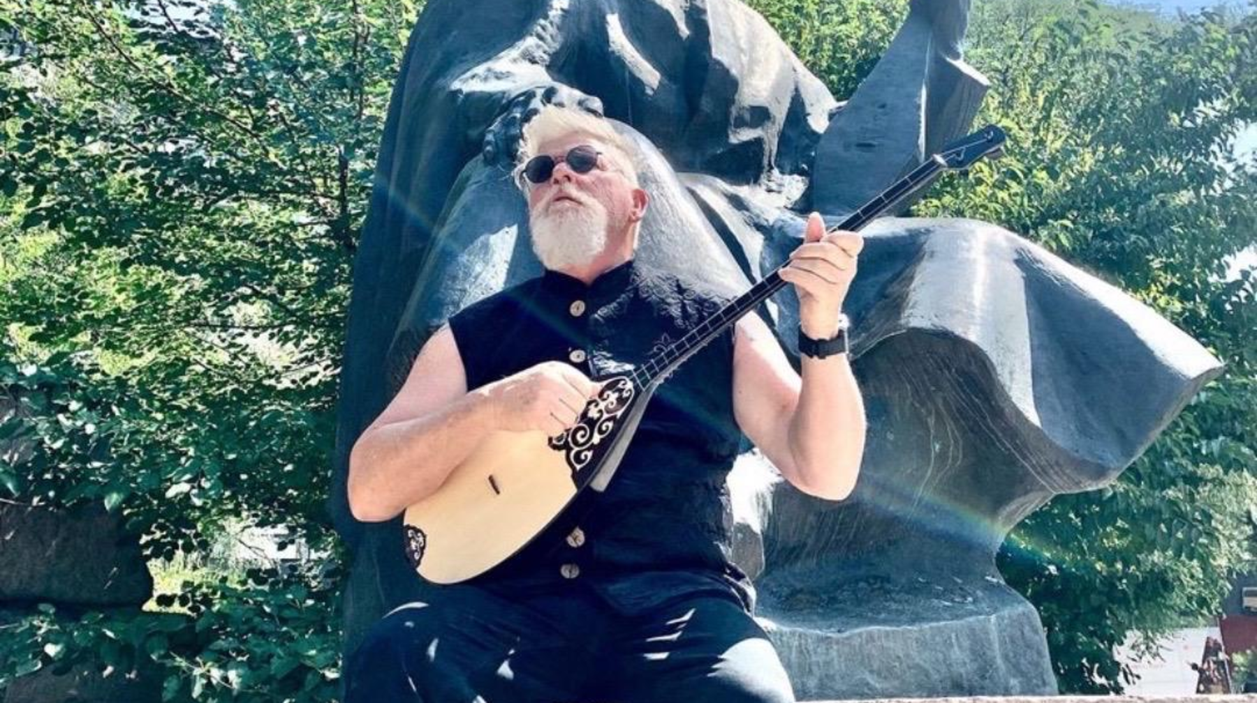 "Домбыраның үніне тәнті болдым". Қазақстанға арнап күй шығарған аустралиялық музыкант эксклюзив сұхбат берді