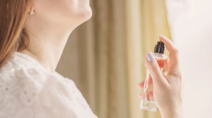 "Мойынға әтір себу - қатерлі ісікке әкеледі". Эндокринолог ел арасында тараған ақпаратқа жауап берді