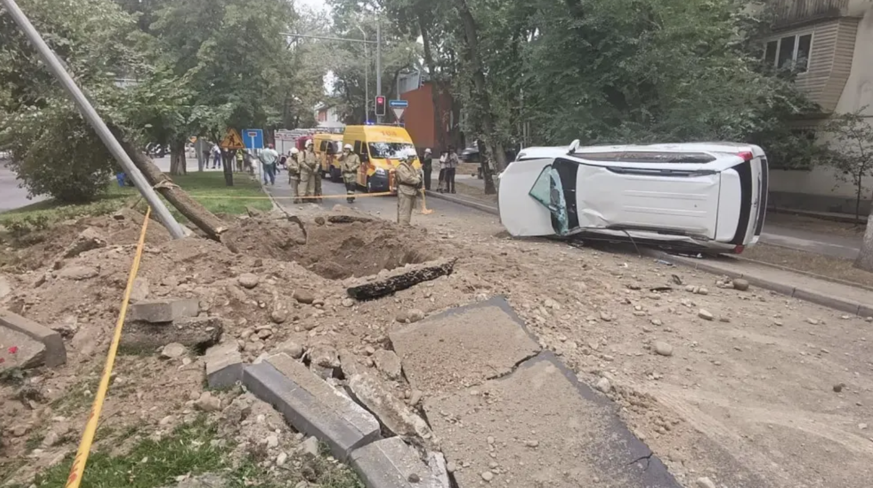 Алматыда газ құбыры жарылды: көлік аударылып, бірнеше адам зардап шекті