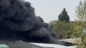 Алматыдағы қоймадан өрт шықты: қою қара түтін жұртты шошытты