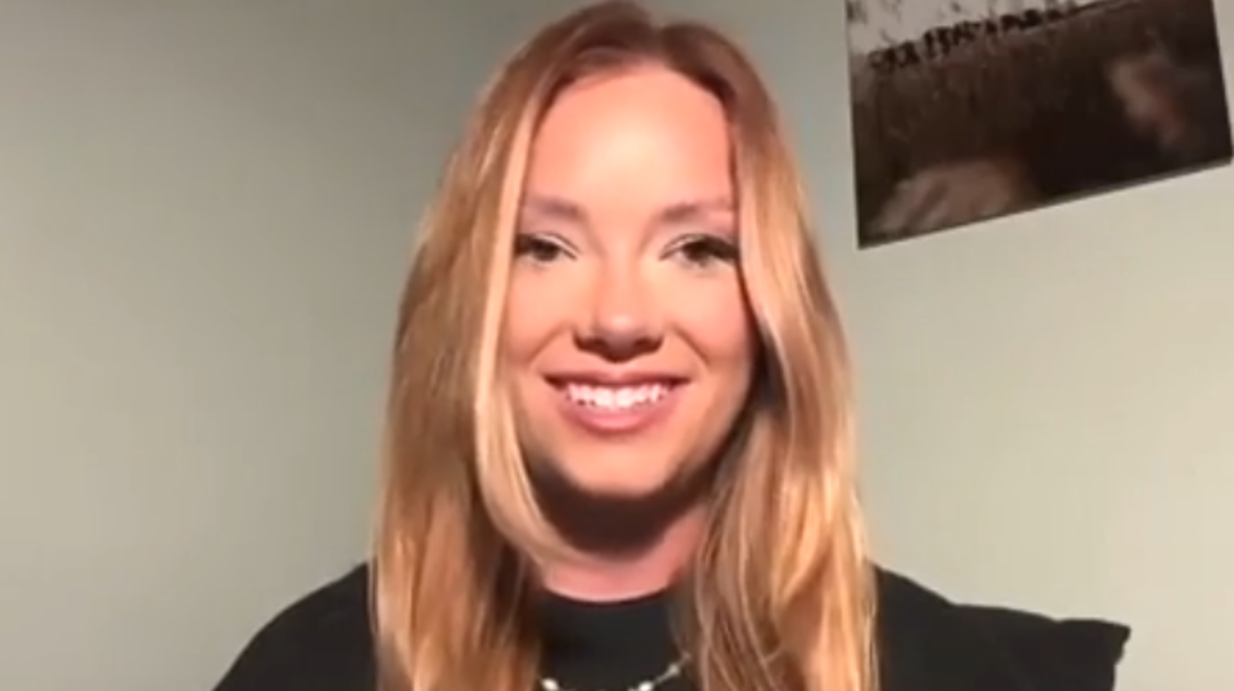 Coldplay концертінде вирустай тарап кеткен видеоны түсірген әйел қанша табыс тапты?