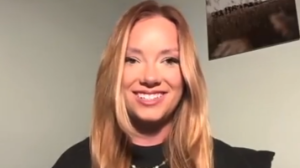 Coldplay концертінде вирустай тарап кеткен видеоны түсірген әйел қанша табыс тапты?