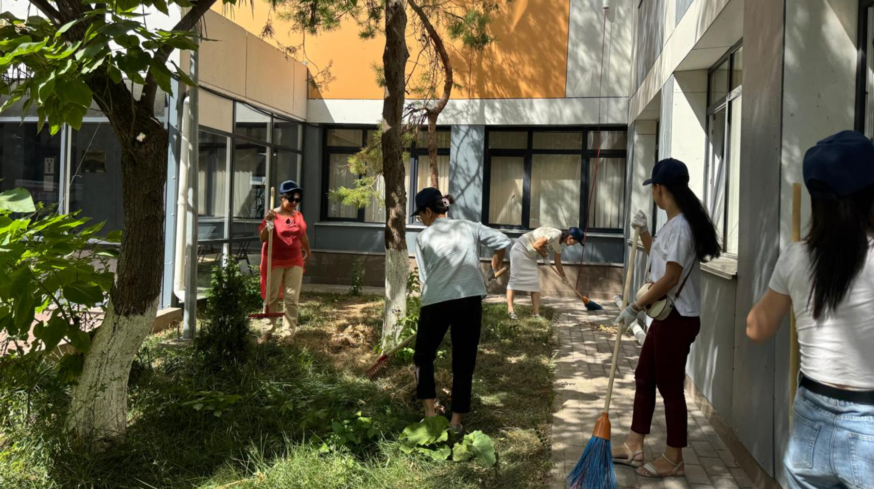 Мектептерде Абай Құнанбайұлының 180 жылдығына арналған сенбілік өтіп жатыр