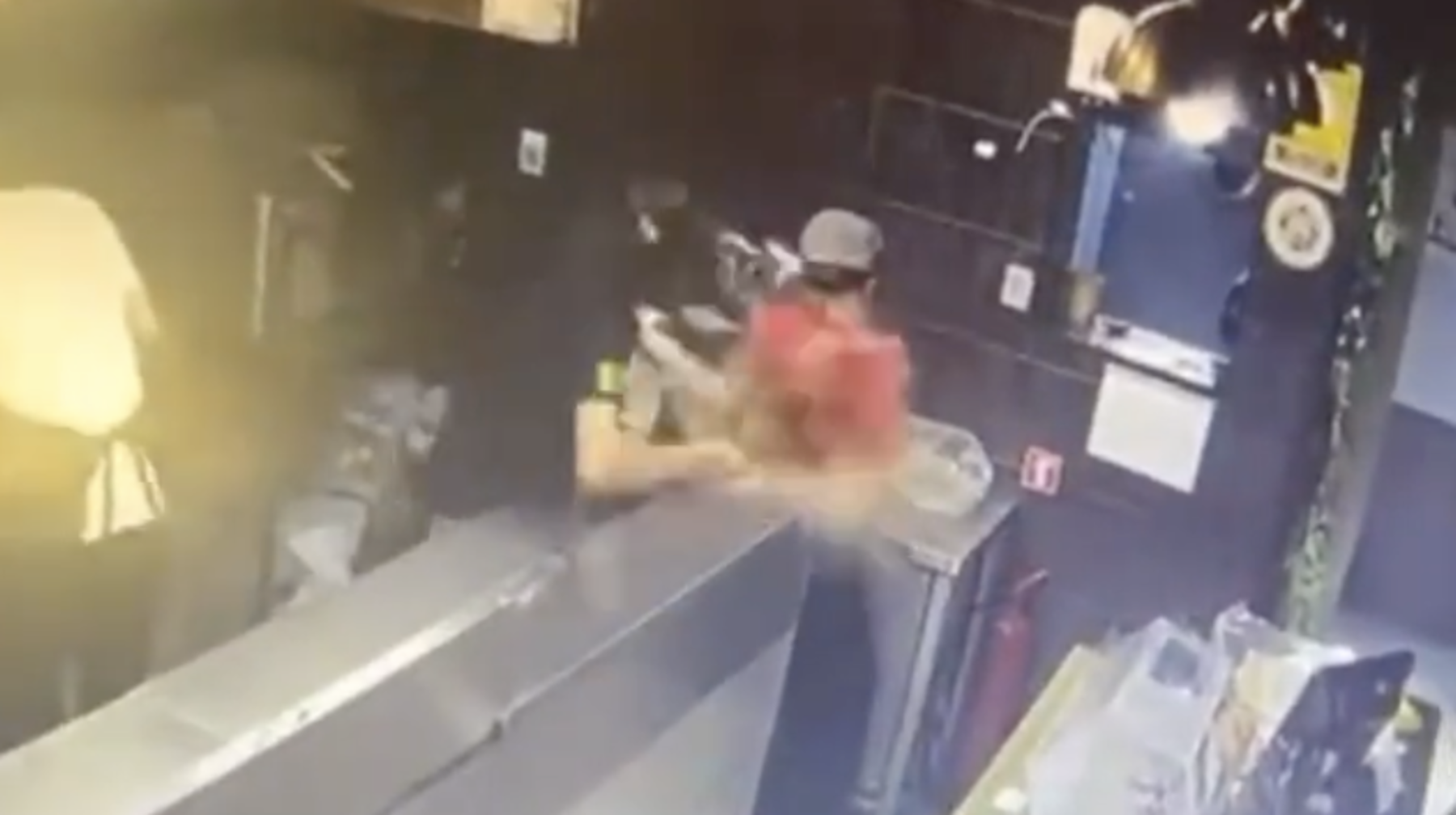 Қызметкер қыздың үстіне ыстық май төгілді: оқиға туралы не белгілі?