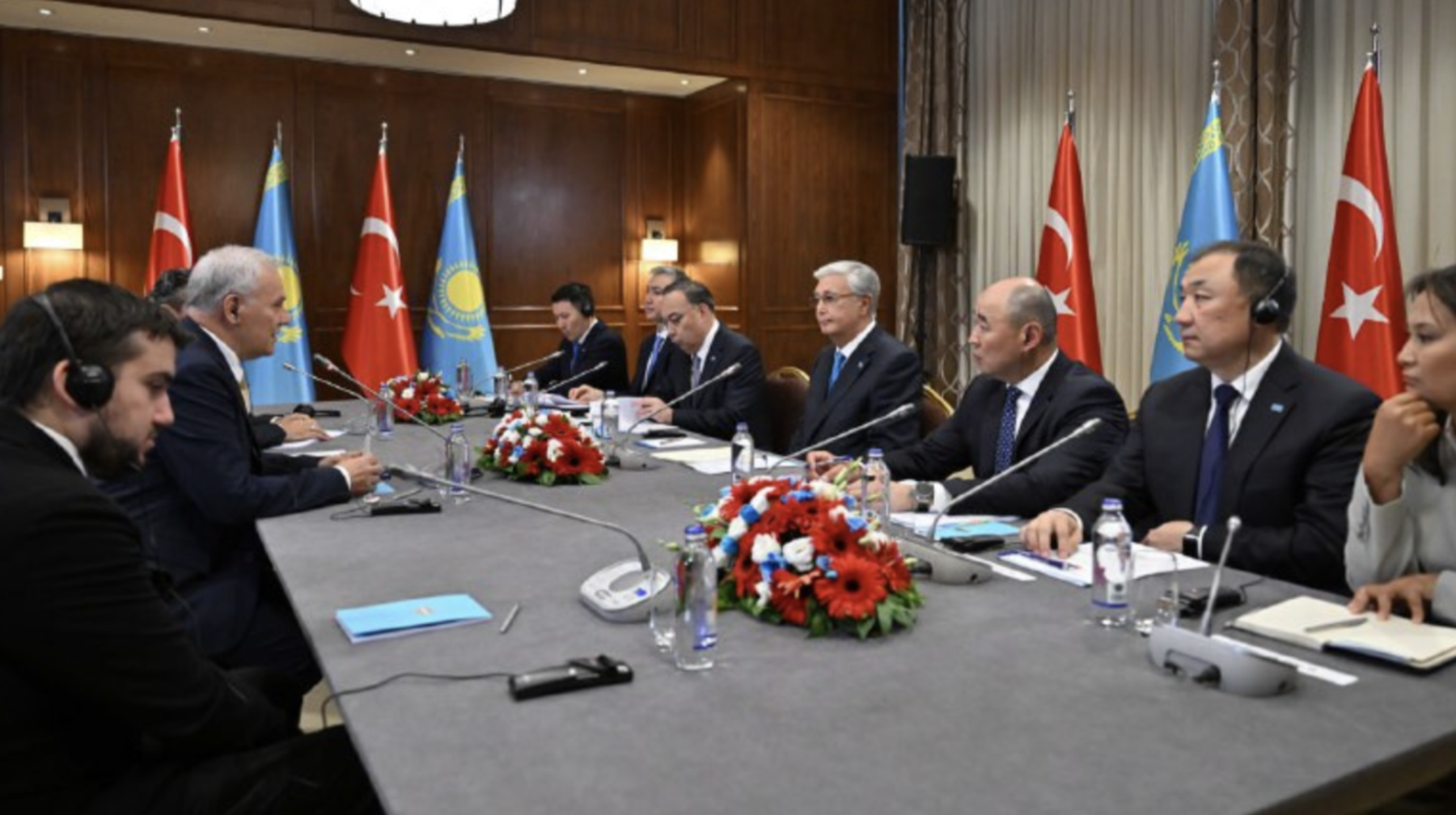 Тоқаев Түркияда бірнеше компания басшысымен кездесті