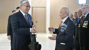 Тоқаев ҚТЖ ардагері Қалтай Сәмбетовке орден табыстады