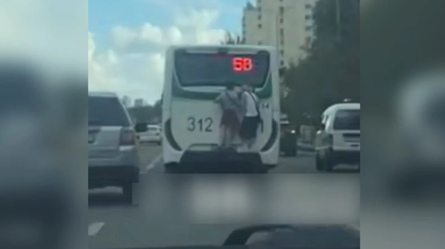 Елордада жасөспірімдер автобустың артына мініп, қаланы аралаған (видео)