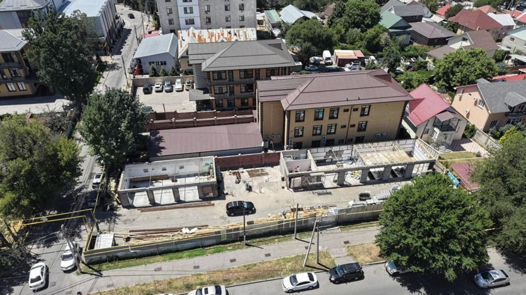 Алматыда тағы бір көлік жуу орны сүрілді