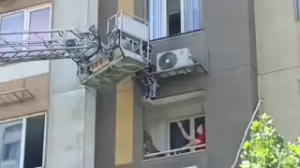 Терезе жуамын деп құлап кете жаздаған: Алматыда құтқарушылар әйелді аман алып қалды