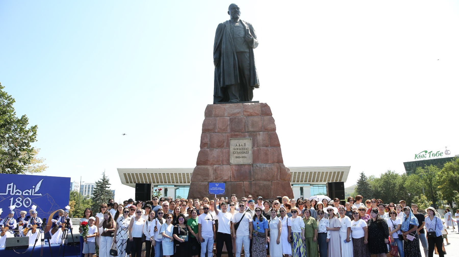 Хакімнің 180 жылдық мерейтойына орай Абай ескерткішіне тағзым етілді