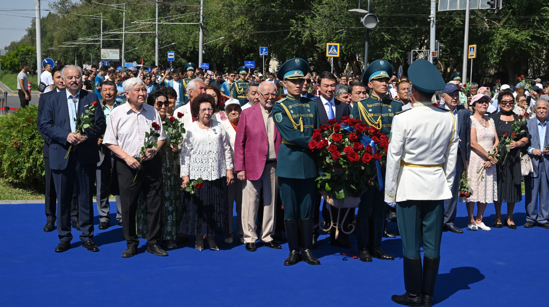 Алматыда 5000-нан астам адам Абай әндерін шырқап, ескерткішіне гүл қойды