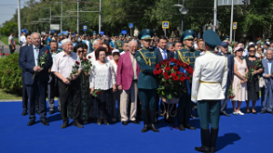 Алматыда 5000-нан астам адам Абай әндерін шырқап, ескерткішіне гүл қойды