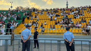 Еріктілер мен стюардтар Дженнифер Лопес концертіне келген көрермендерді орындарына орналастыруға жәрдемдесіп жүр